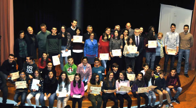 imagen de autoridades y personas homenajeadas en esta gala de premios educativos, enero 2018