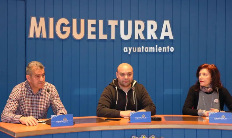 imagen de la presentación oficial de la Carrera de la Mujer 2016 Miguelturra. De izquierda a derecha: Ramón Delgado, José Félix Martín Ruiz y Manuela Espinosa