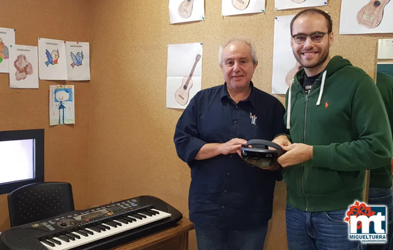 imagen del director de la escuela, Ángel Ocaña, y el informático Diego Moreno, de izquierda a derecha, octubre 2018