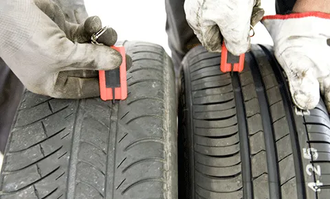 imagen comparativa de dos neumáticos, uno excesivamente desgastado y otro en perfectas condiciones