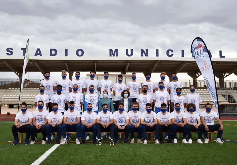 imagen de alcaldesa y concejal de deportes con el CD Miguelturreño, mayo de 2021