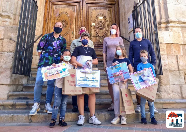 imagen ganadores y organización del concurso frente a las puertas de la ermita, mayo 2021