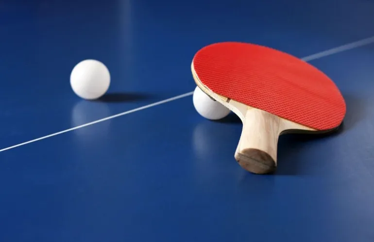imagen de paleta y pelotas de ping pong
