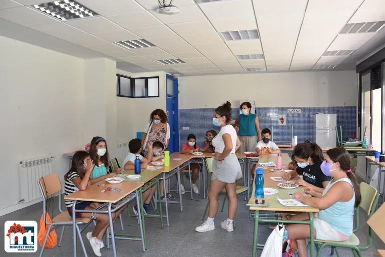 imagen de alcaldesa y concejala en el aula del Campus de Verano 2021, julio