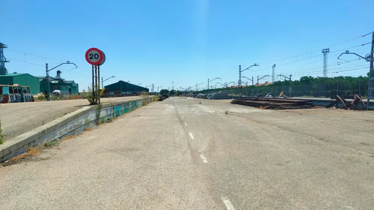 imagen de la zona adyacente a las vías del tren de Miguelturra, julio de 2021