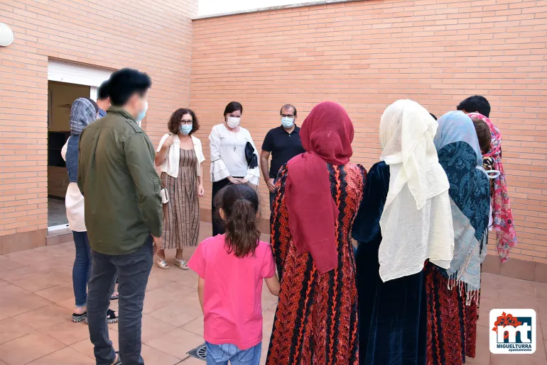 imagen alcaldesa y concejala saludando a familias afganas, septiembre 2021