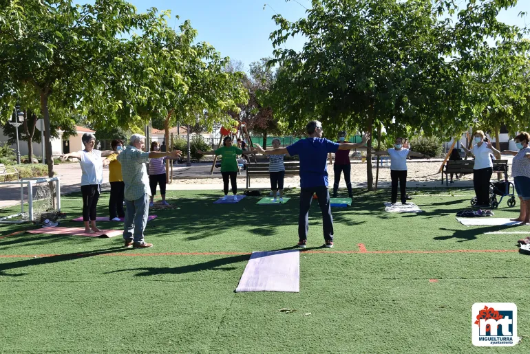 imagen de personas mayores del Centro de Día haciendo yoga, septiembre de 2021