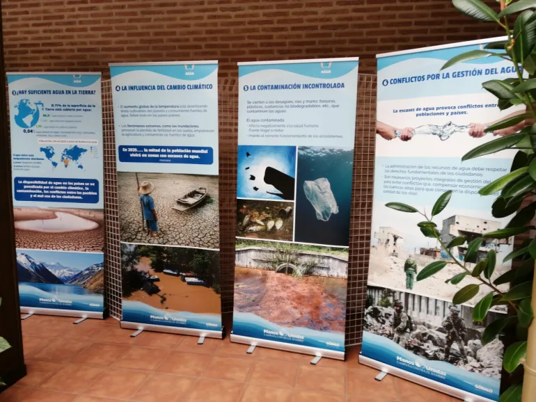 imagen paneles exposición sobre el agua, octubre de 2021