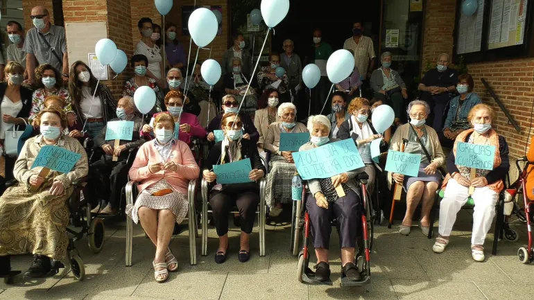 imagen de personas mayores frente al Ayuntamiento, 1 de octubre de 2021