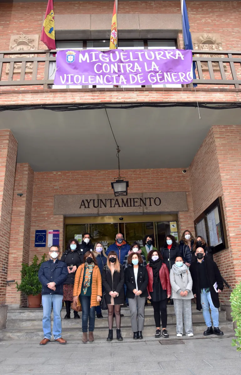 imagen frente a la fachada del Ayuntamiento, 25 noviembre 2021