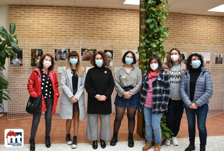 imagen inauguración exposición sobre alopecia femenina, noviembre 2021