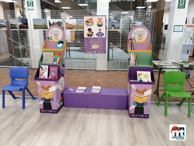 estantería violeta, Biblioteca Municipal, febrero 2022