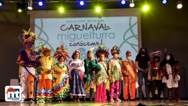 imagen autoridades y Valeria Ros, Pregón Carnaval Miguelturra 2022