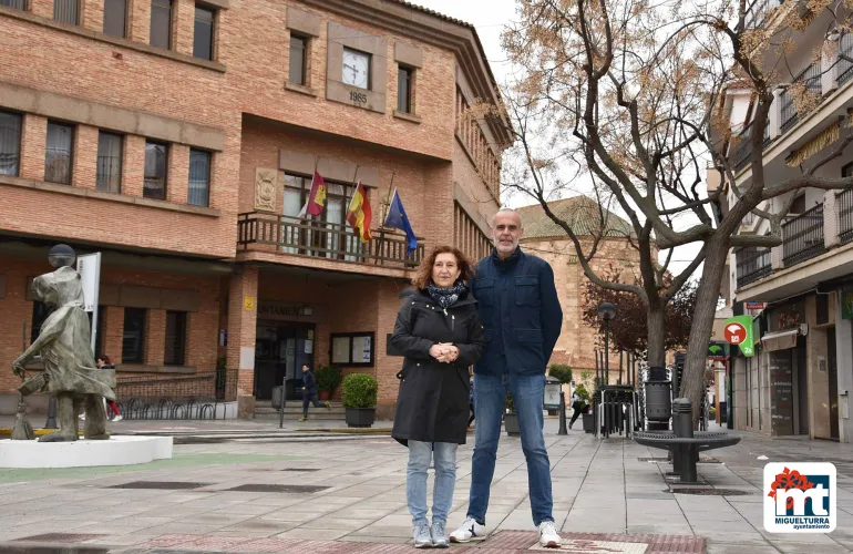 Laura Arriaga y Julián Díaz frente al Ayuntamiento, marzo 2022