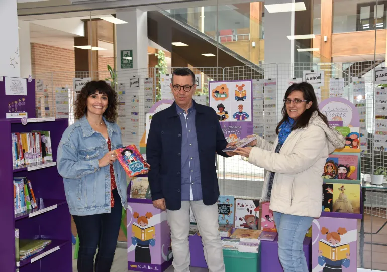 imagen de la donación de libros del centro de la mujer a la biblioteca, Miguelturra 2022