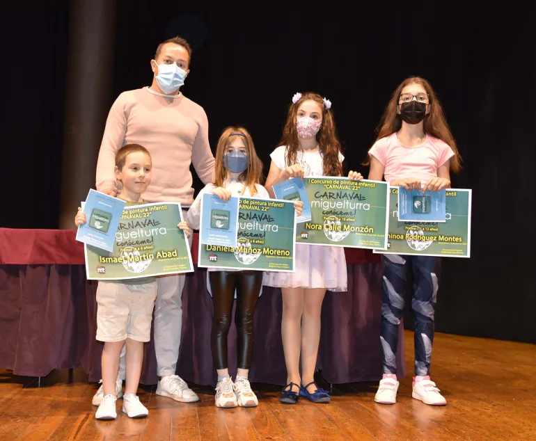 imagen de la entrega de premios, concurso infantil pintura carnaval, Miguelturra 2022