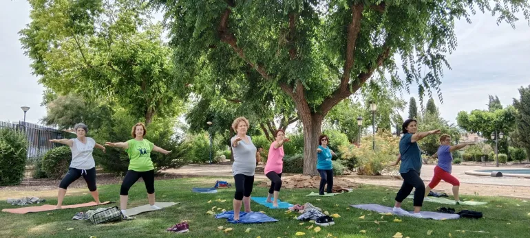 imagen de personas practicando pranayama, junio de 2022