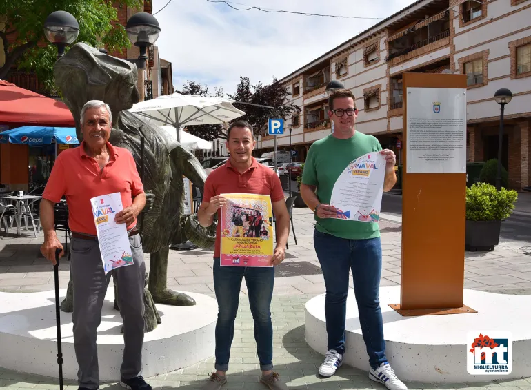 Presentación Carnaval de Verano 2022 frente a escultura