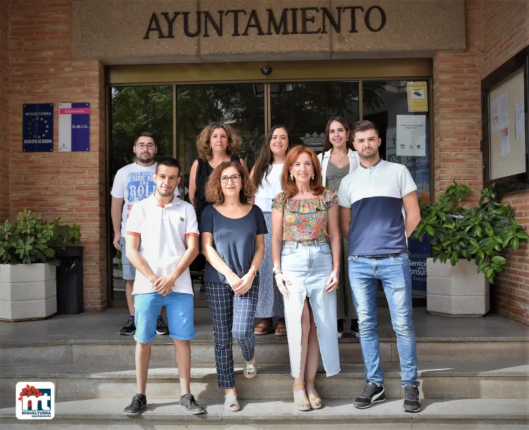 imagen de jóvenes contratados y Ayuntamiento, septiembre 2022