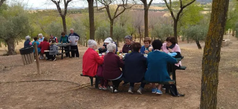 mayores comida en el campo, octubre 2022