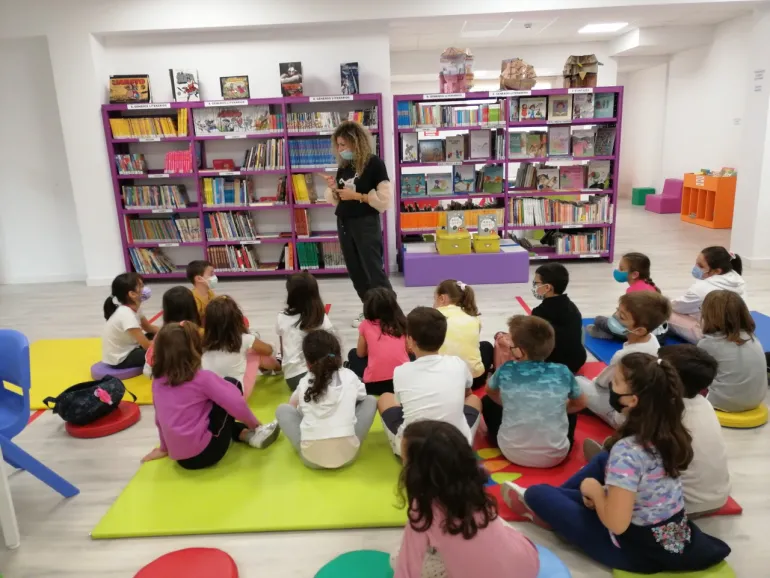 taller con niños en la biblioteca municipal de Miguelturra