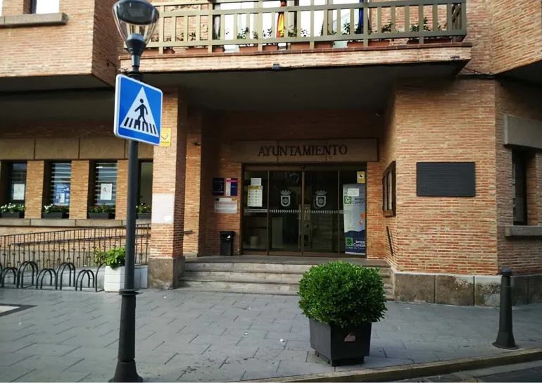 ayuntamiento con cartel luminarias