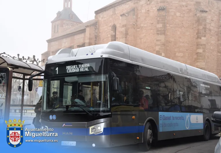 parada de autobús en Miguelturra, diciembre 2023