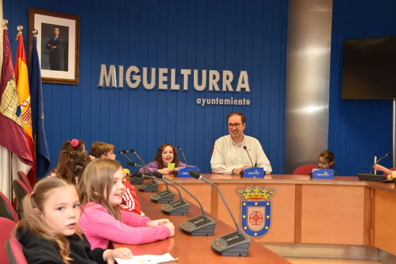 visita alumnado 2 primaria Clara Campoamor al ayuntamiento, Miguelturra abril de 2024