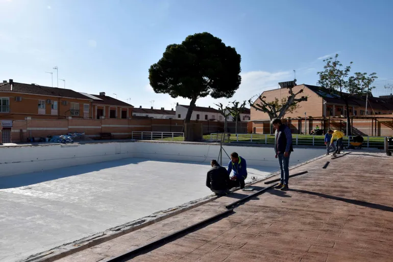 Realización de obras en la piscina municipal, Miguelturra abril 2024