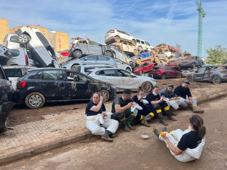 Voluntarios protección civil Miguelturra ayudando en a los afectados por la DANA, Noviembre 2024