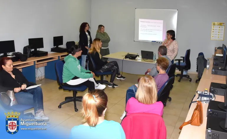 charla_centro_mujer_mayo_2025