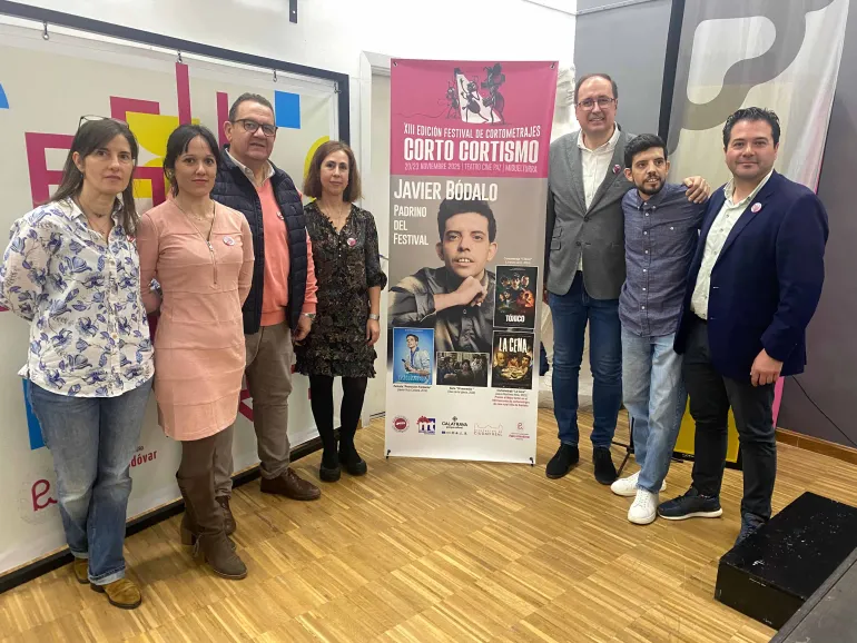Foto familia presentación Festival Corto Cortismo, Miguelturra noviembre 2025