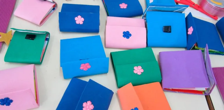 agenda cursos imagen de carteras y monederos hechos con goma eva