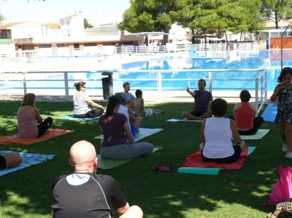 imagen de cursos de yoga en la Piscina Municipal de Miguelturra