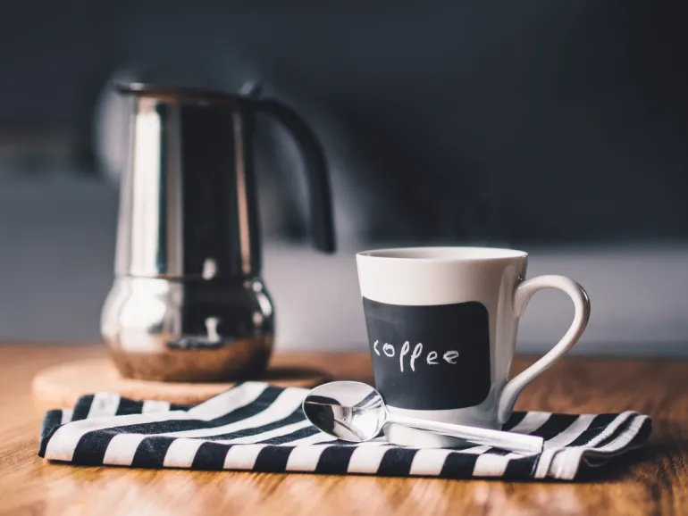 curso imagen de elementos de un desayuno, taza y cafetera