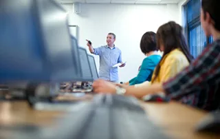 imagen de docente durante una de sus sesiones del curso