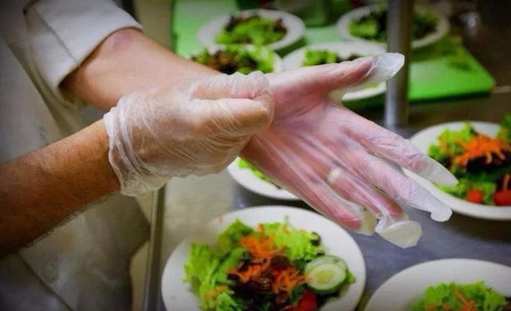 curso imagen de persona poniéndose un guante antes de trabajar con alimentos, fuente imagen FM Savio
