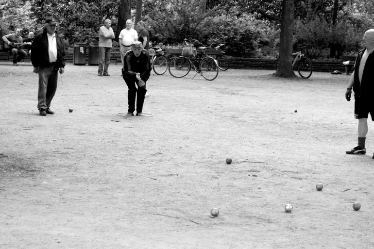 curso imagen de personas jugando a la petanca en un campo de tierra