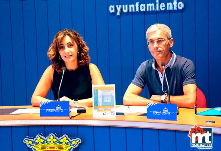cursos imagen de Fátima Mondéjar y Marcial González durante la presentación de los cursos 2017-2018