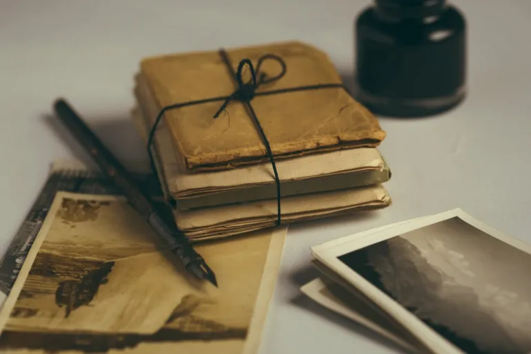 curso imagen de paquete de cartas antiguas y fotografías, alusión a vivencias pasadas