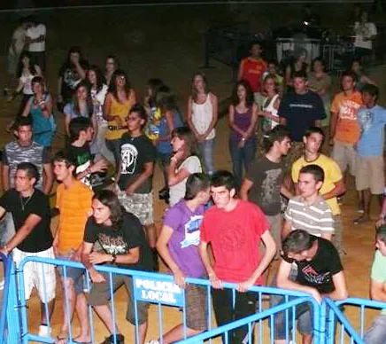 agenda imagen de jóvenes en un concierto