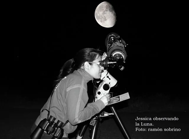 agenda imagen Jessica mirando la Luna