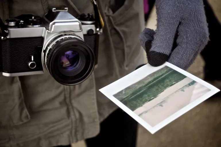 evento imagen de una cámara fotográfica y una fotografía tipo Polaroid