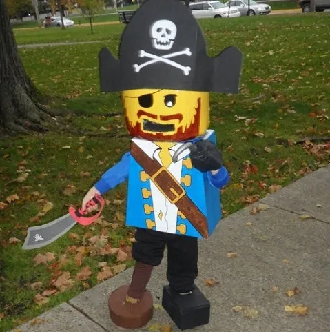 agenda imagen de un niño disfrazado de Lego con materiales reciclables