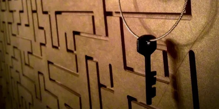 evento imagen de una llave sobre una pared de madera biselada con motivos laberínticos