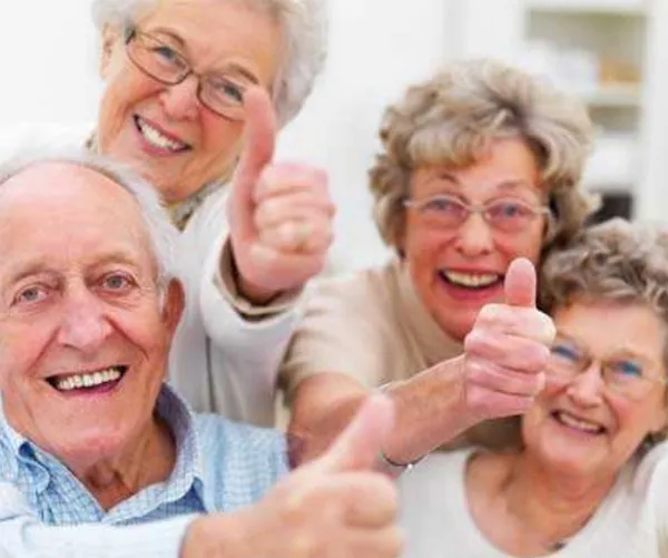 evento, imagen de personas mayores sonriendo y vitales
