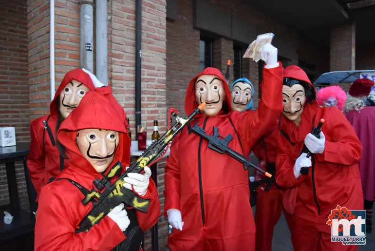 evento imagen de máscaras callejeras ataviadas como la serie la casa de papel