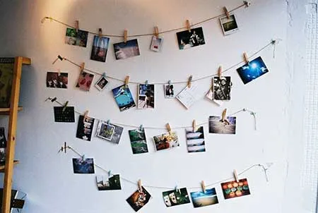 evento imagen de un mural elaborado con fotos en una cuerda y pinzas