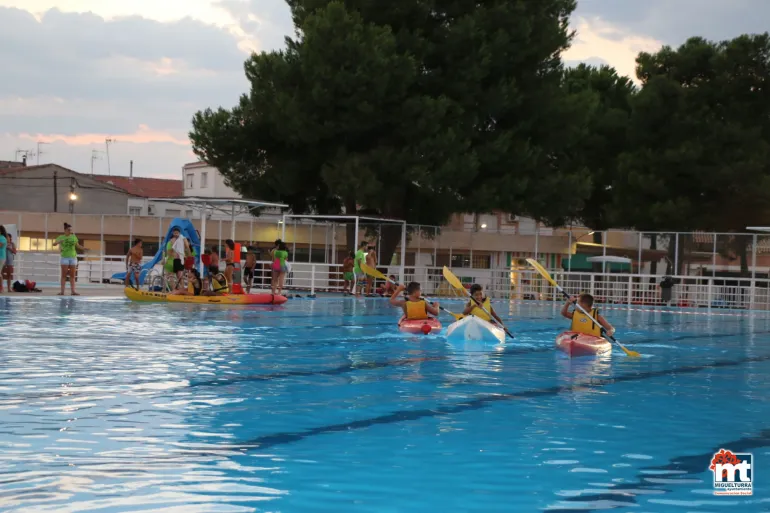 evento imagen de archivo de las Noches Encantadas de Conocerte de Miguelturra, Piscina de Verano y piraguas