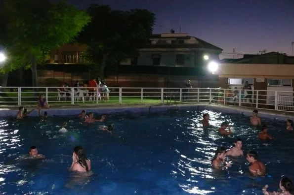 imagen de actividades juveniles en la Piscina Municipal en verano